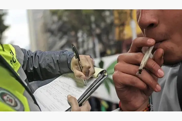 Es delito fumarte un porro en la calle