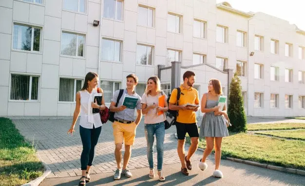 Están los padres obligados a pagar la carrera universitaria de sus hijos