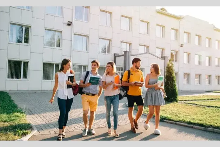 Están los padres obligados a pagar la carrera universitaria de sus hijos